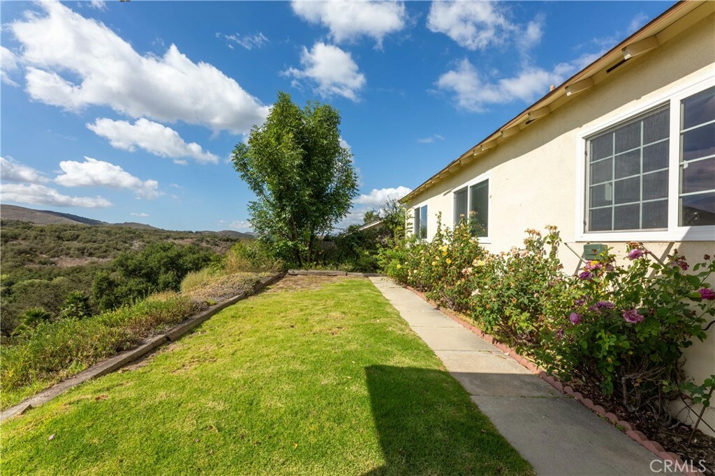 Property Photo:  592 W Avenida De Las Flores  CA 91360 