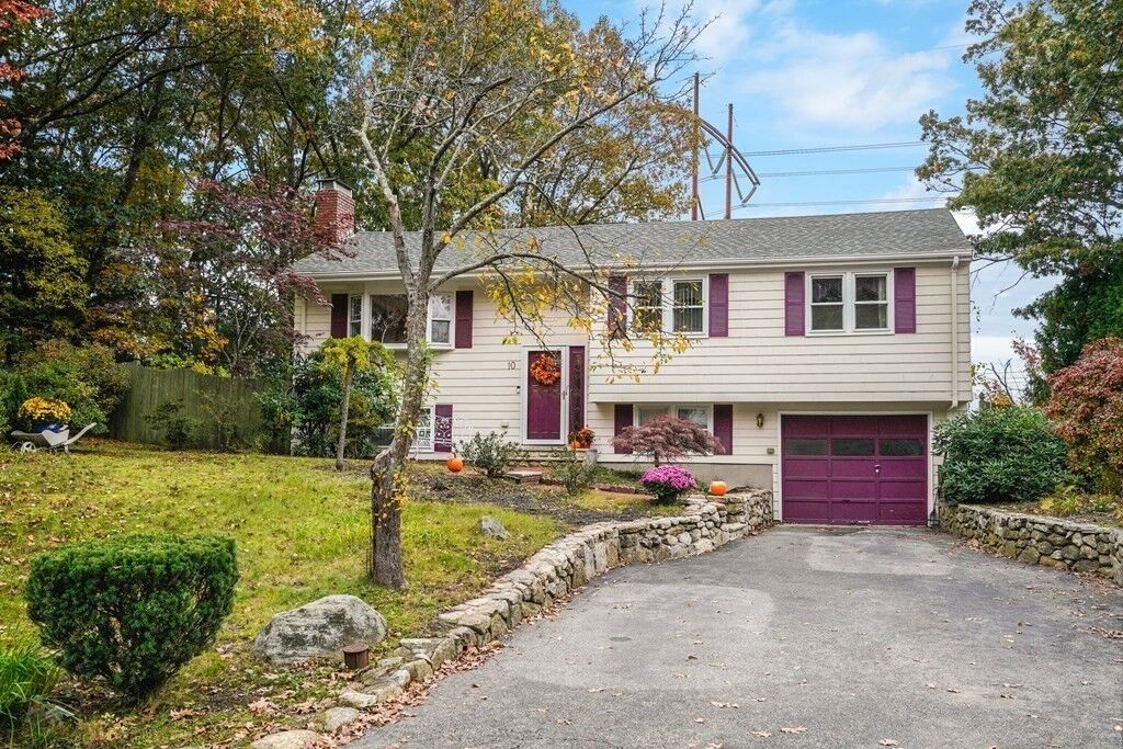 Property Photo:  10 Oxbow Lane  MA 01803 