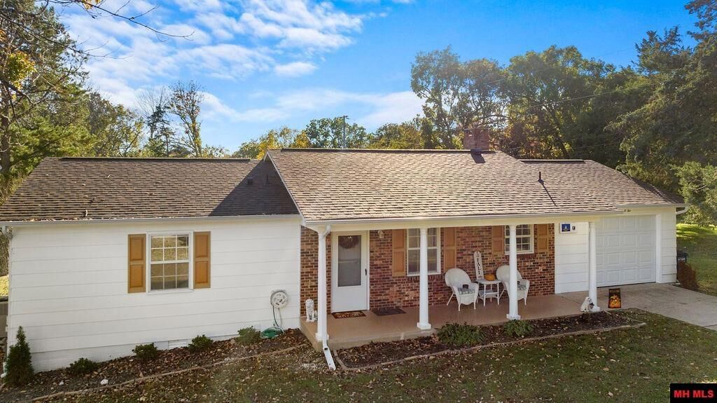 Property Photo:  802 Capitol Drive  AR 72653 