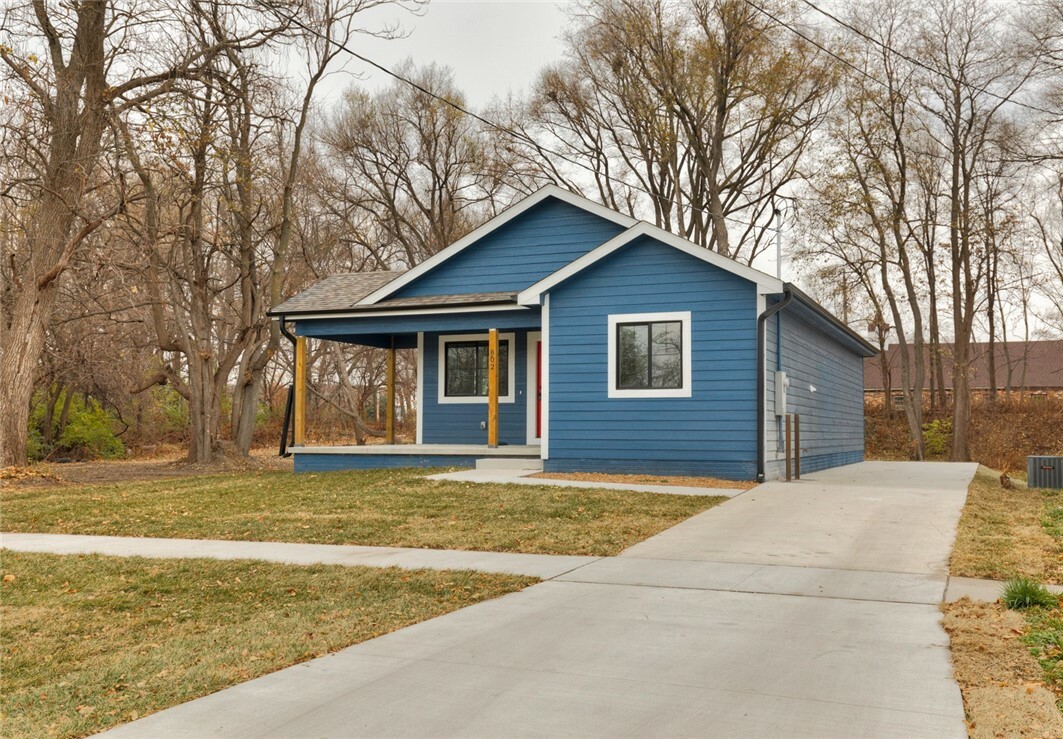 Property Photo:  802 Shaw Street  IA 50309 