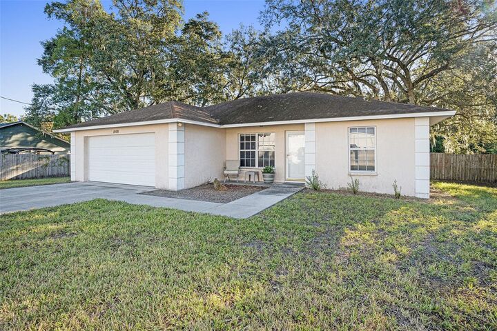 Property Photo:  1008 N Shannon Avenue  FL 33563 
