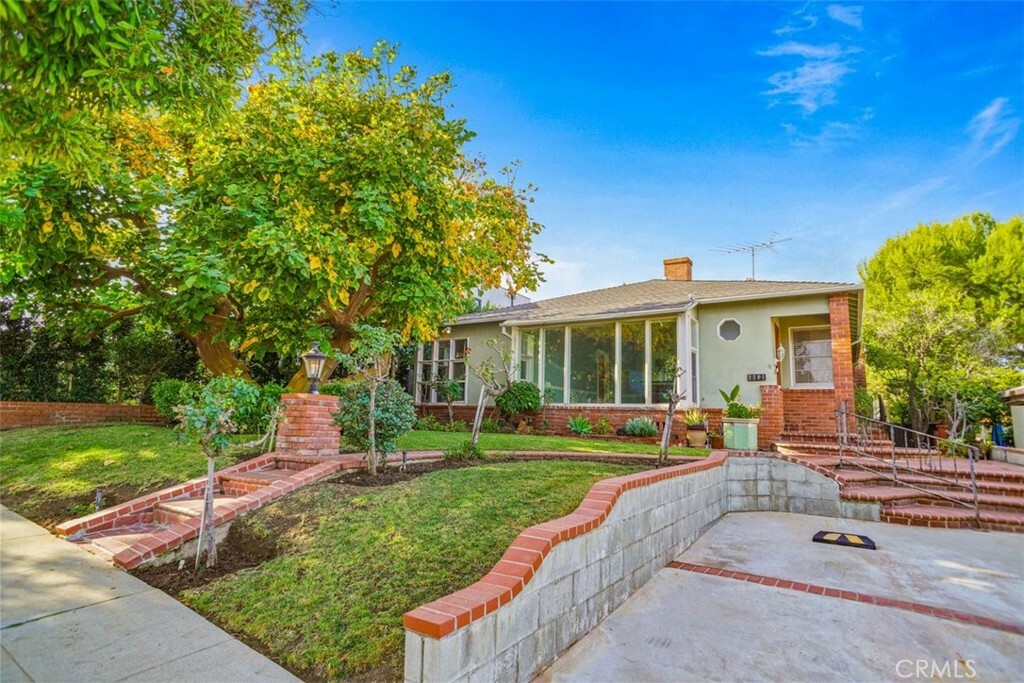 Property Photo:  2201 Pier Avenue  CA 90405 