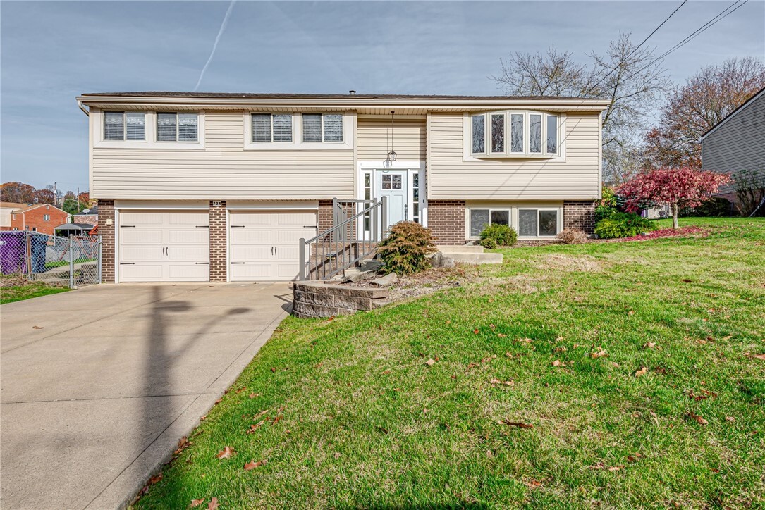 Property Photo: 724 Surfside Dr PA 15239