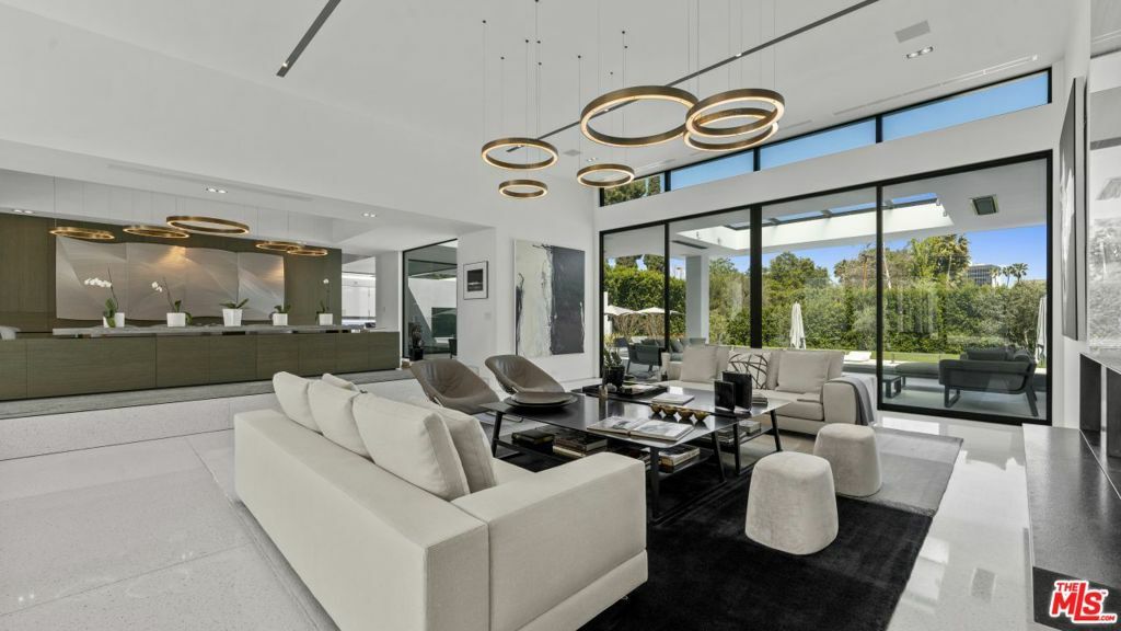 16032 Valley Vista Boulevard  Encino CA 91436 photo