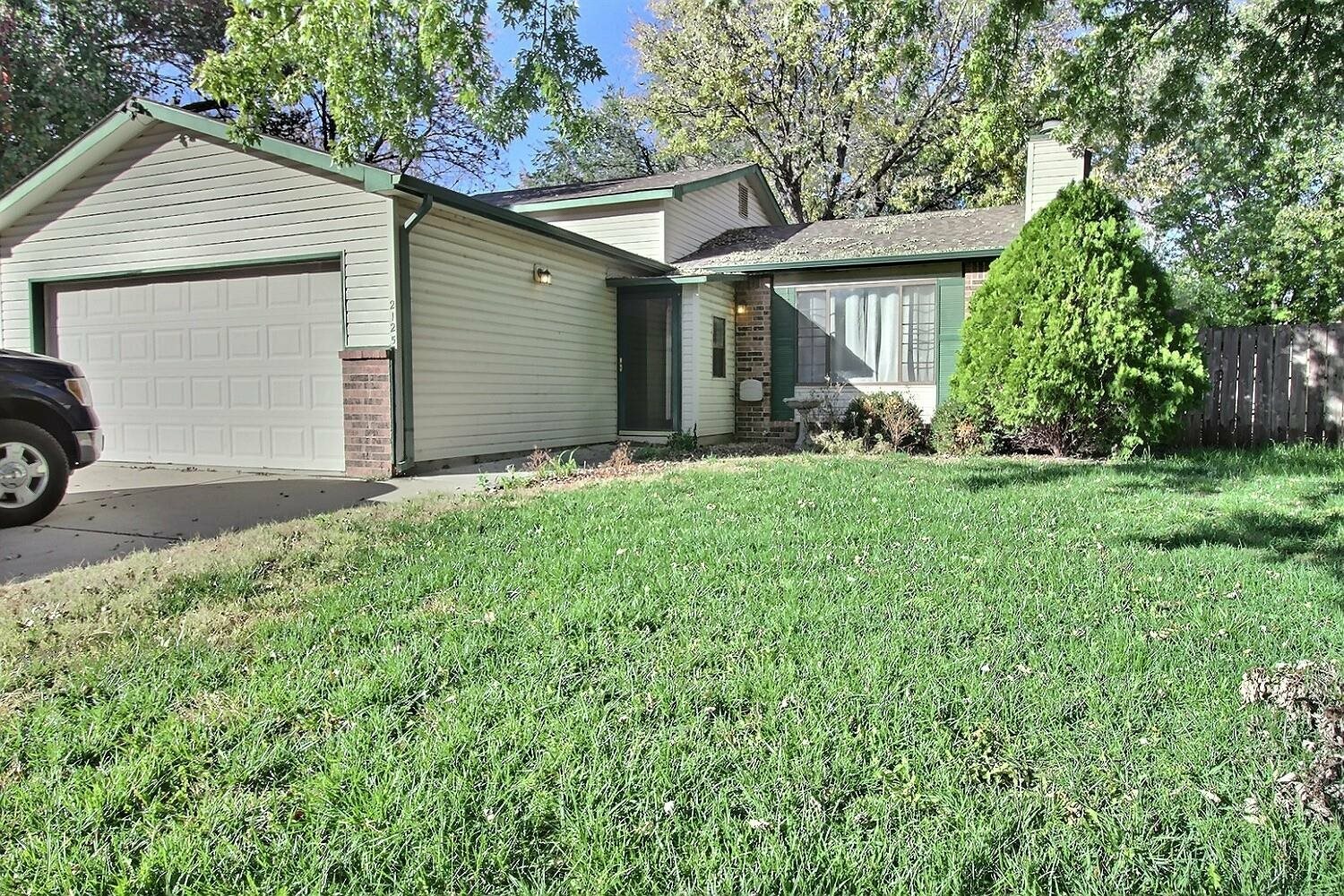 Property Photo:  2125 S Lark Ct  KS 67209 