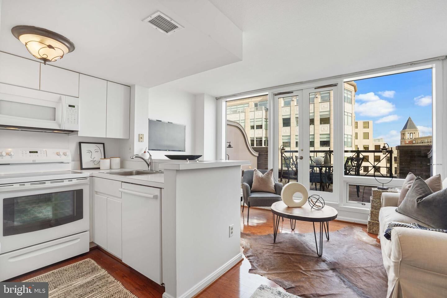 Property Photo:  701 Pennsylvania Avenue NW 1018  DC 20004 