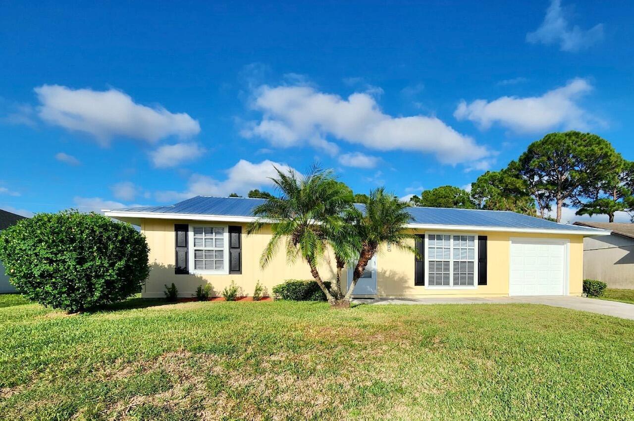 Property Photo: 1811 SW Alberca Lane FL 34953