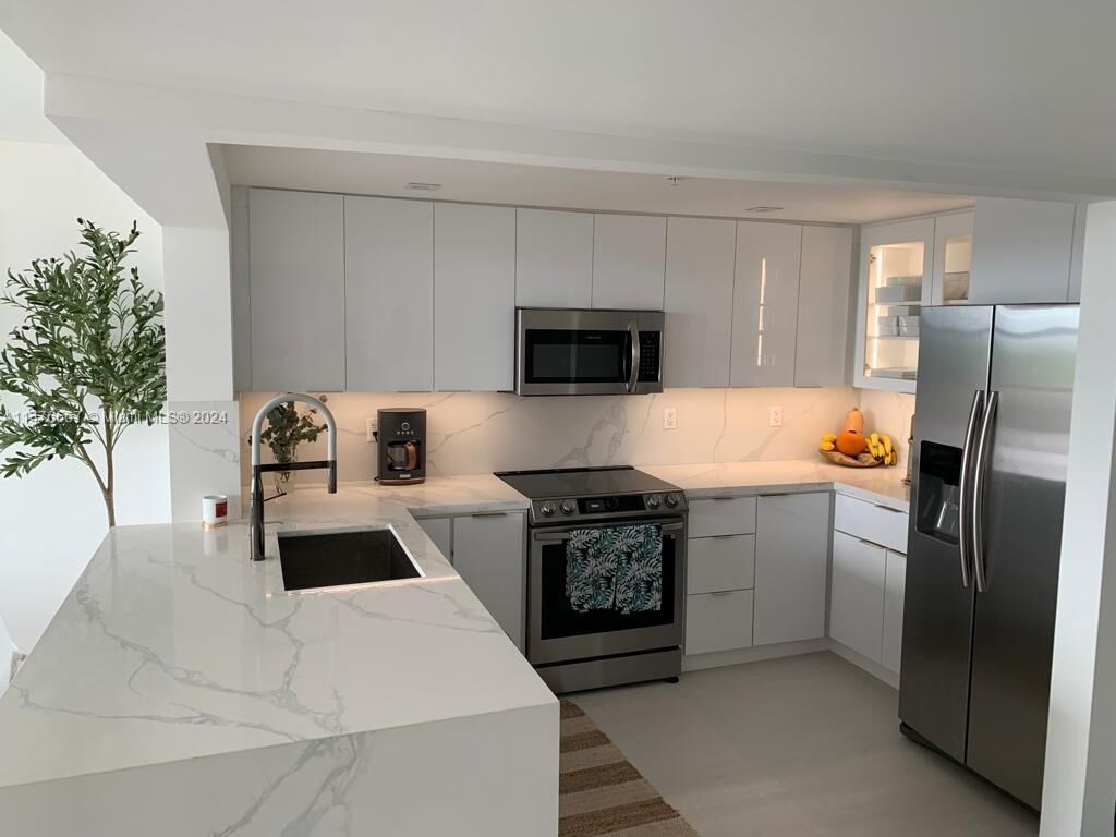 Property Photo: 2555 Collins Ave 1906 FL 33140