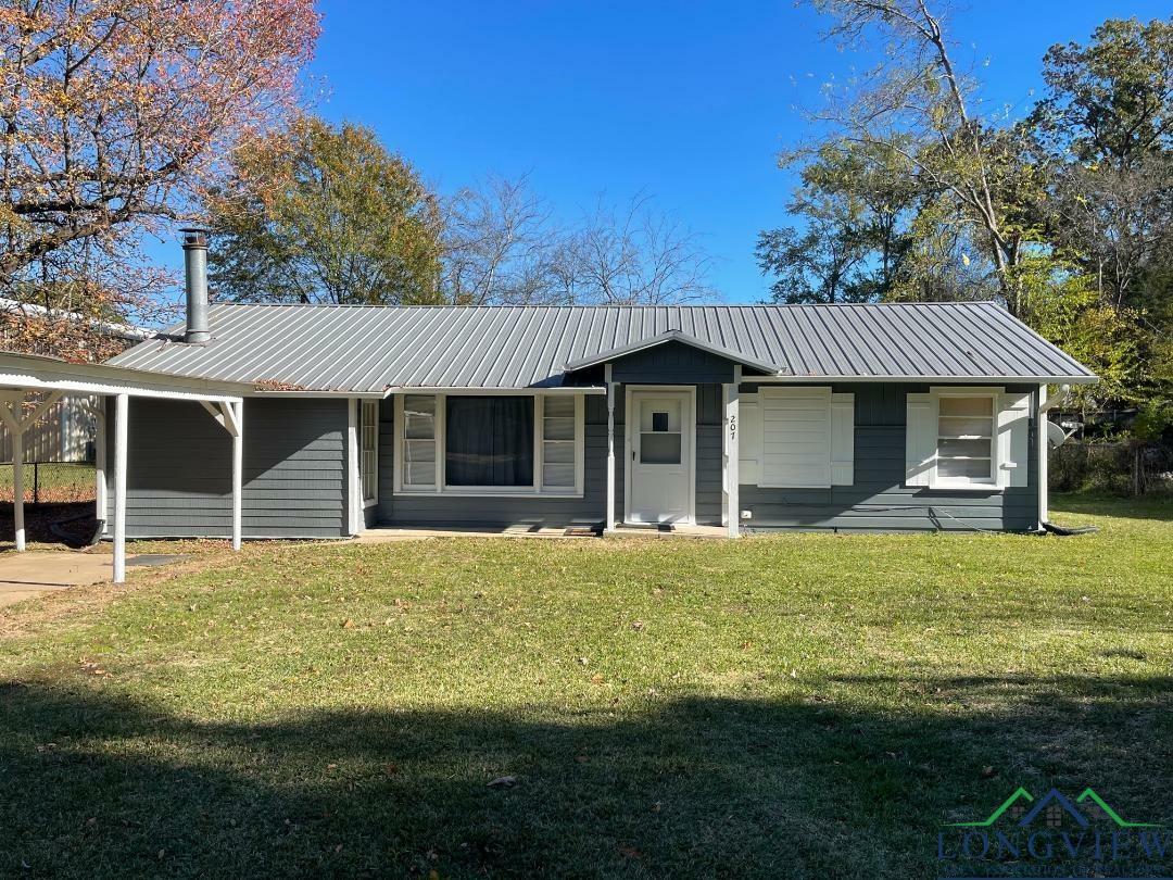 Property Photo:  207 Peach St  TX 75683 