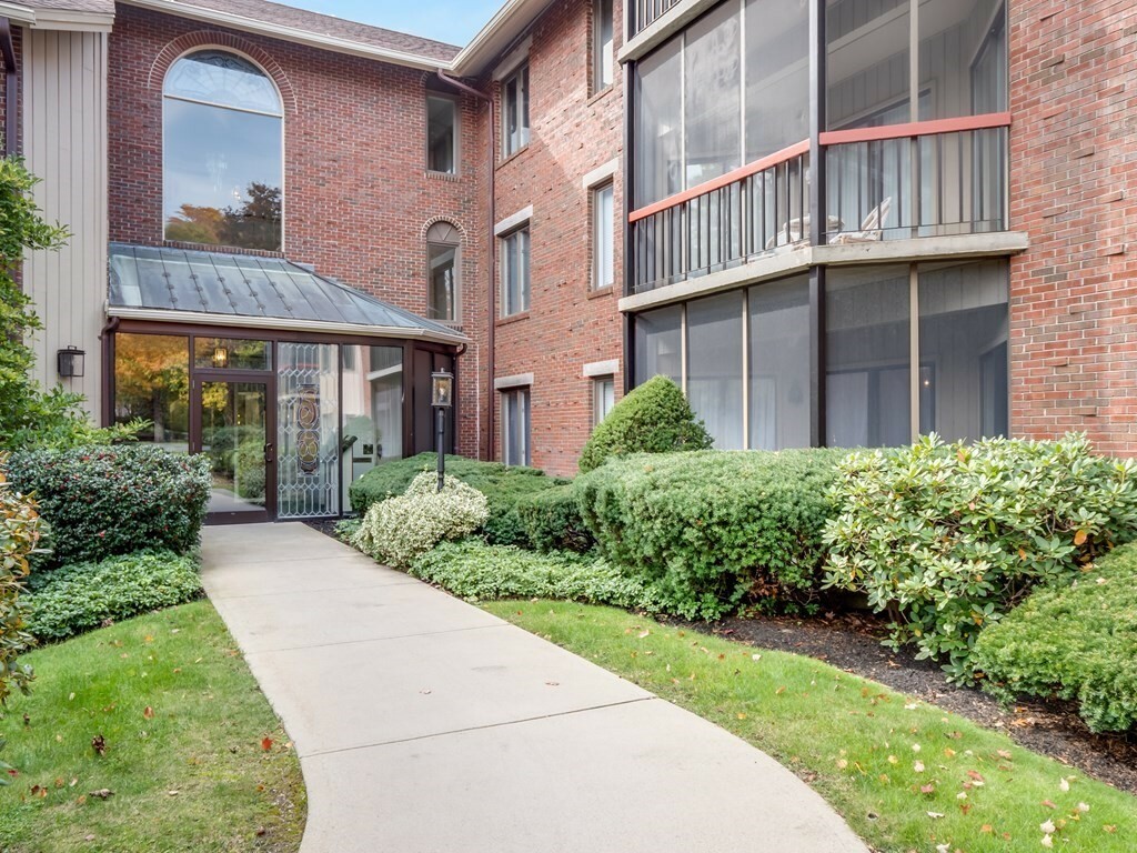 Property Photo:  770 Salisbury St 323  MA 01609 