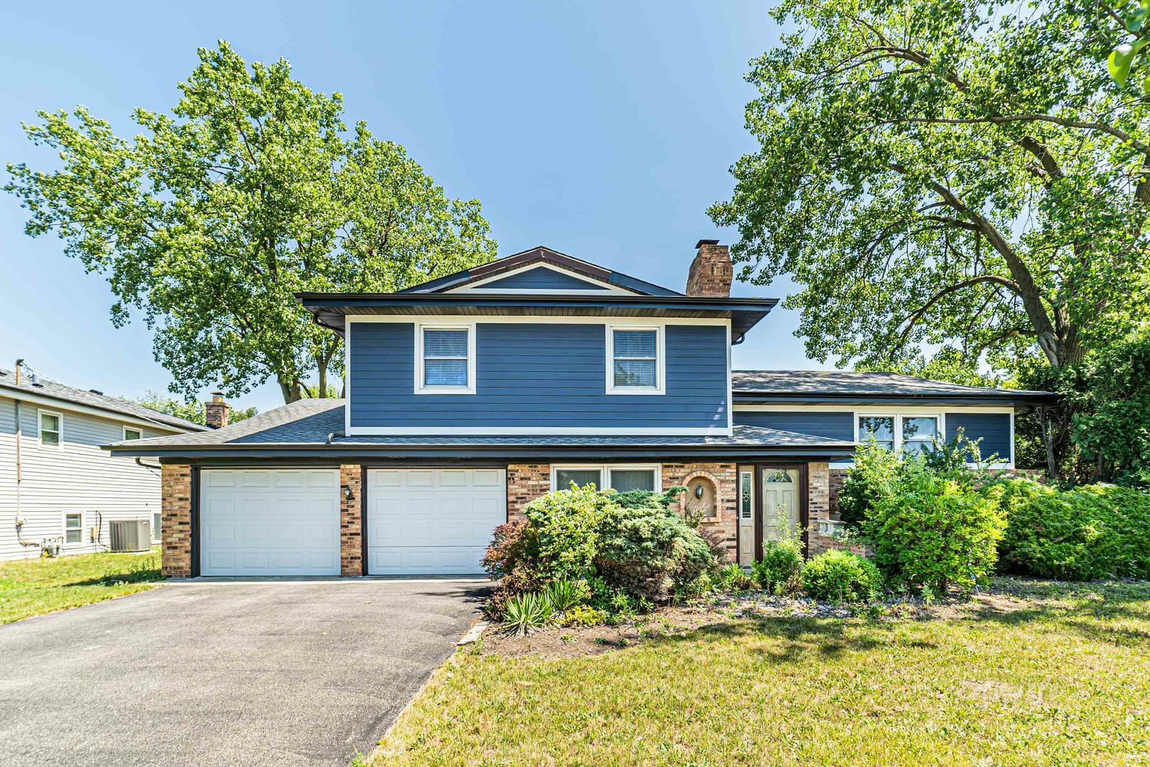 Property Photo: 505 Laburnum Drive IL 60062