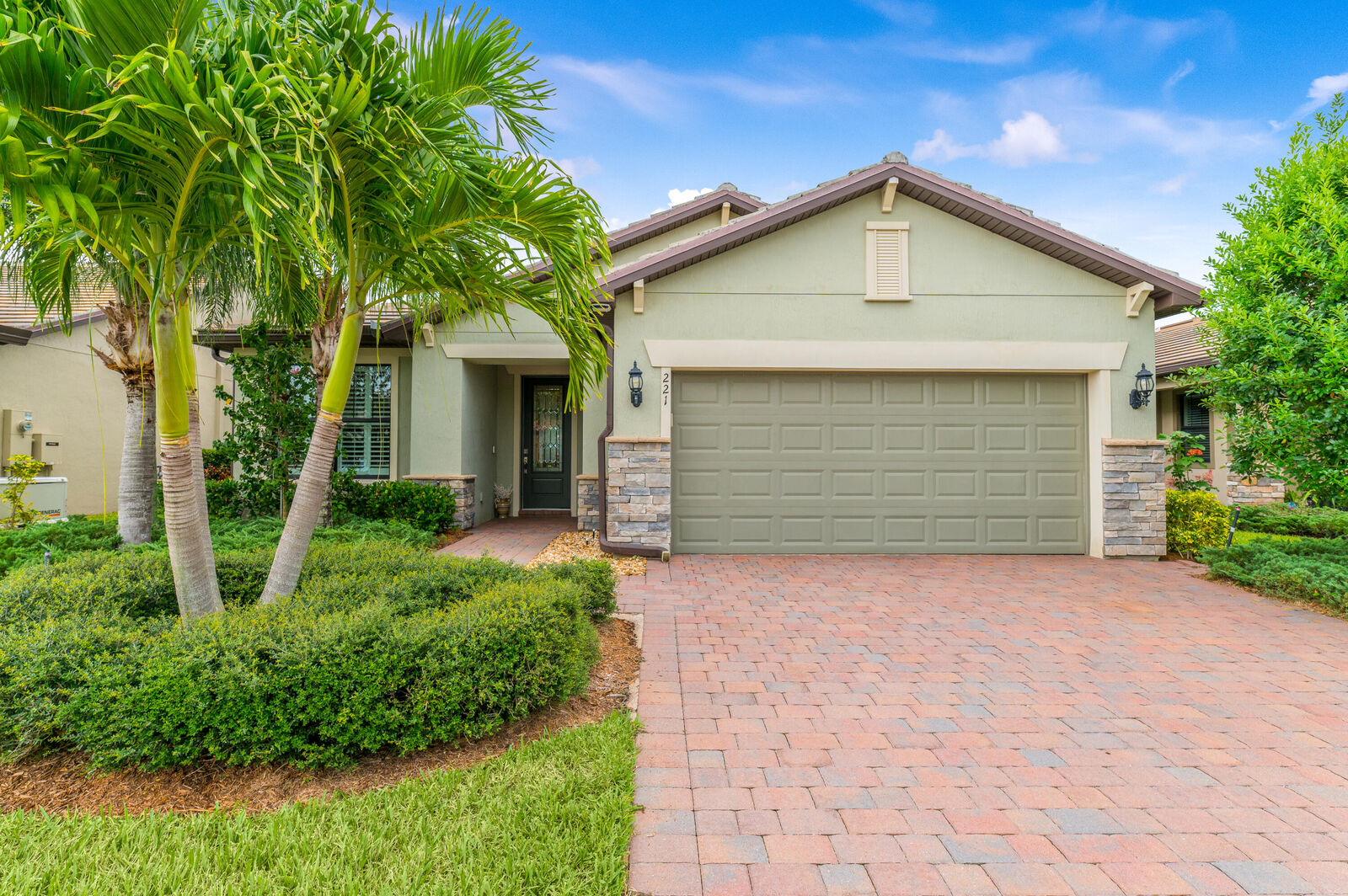 Property Photo: 221 SE Longview Drive FL 34984