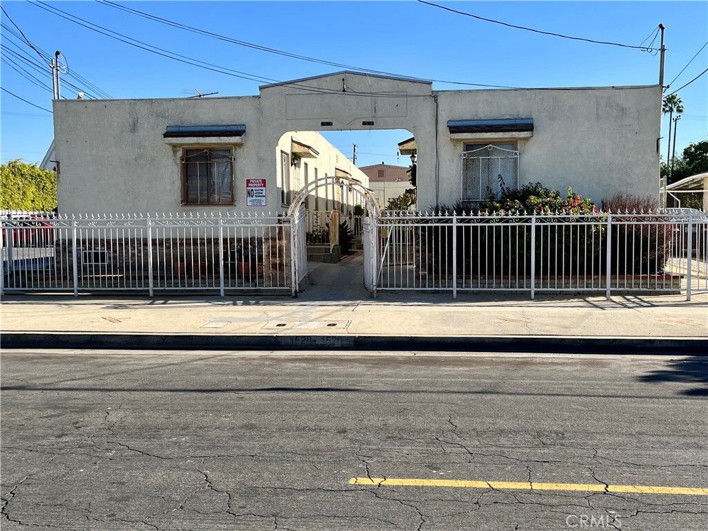 Property Photo:  1526 Bay View Avenue  CA 90744 