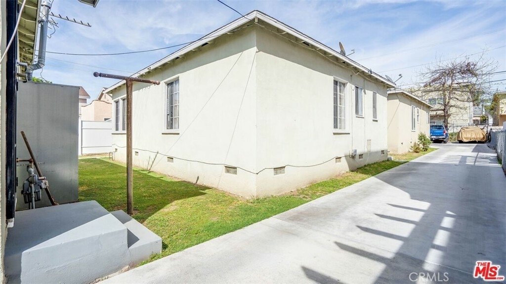 Property Photo:  1330 Menlo Avenue  CA 90006 