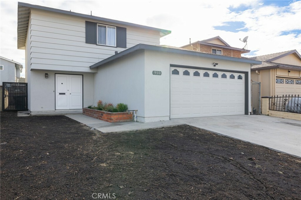 Property Photo:  910 E Meadbrook Street  CA 90746 