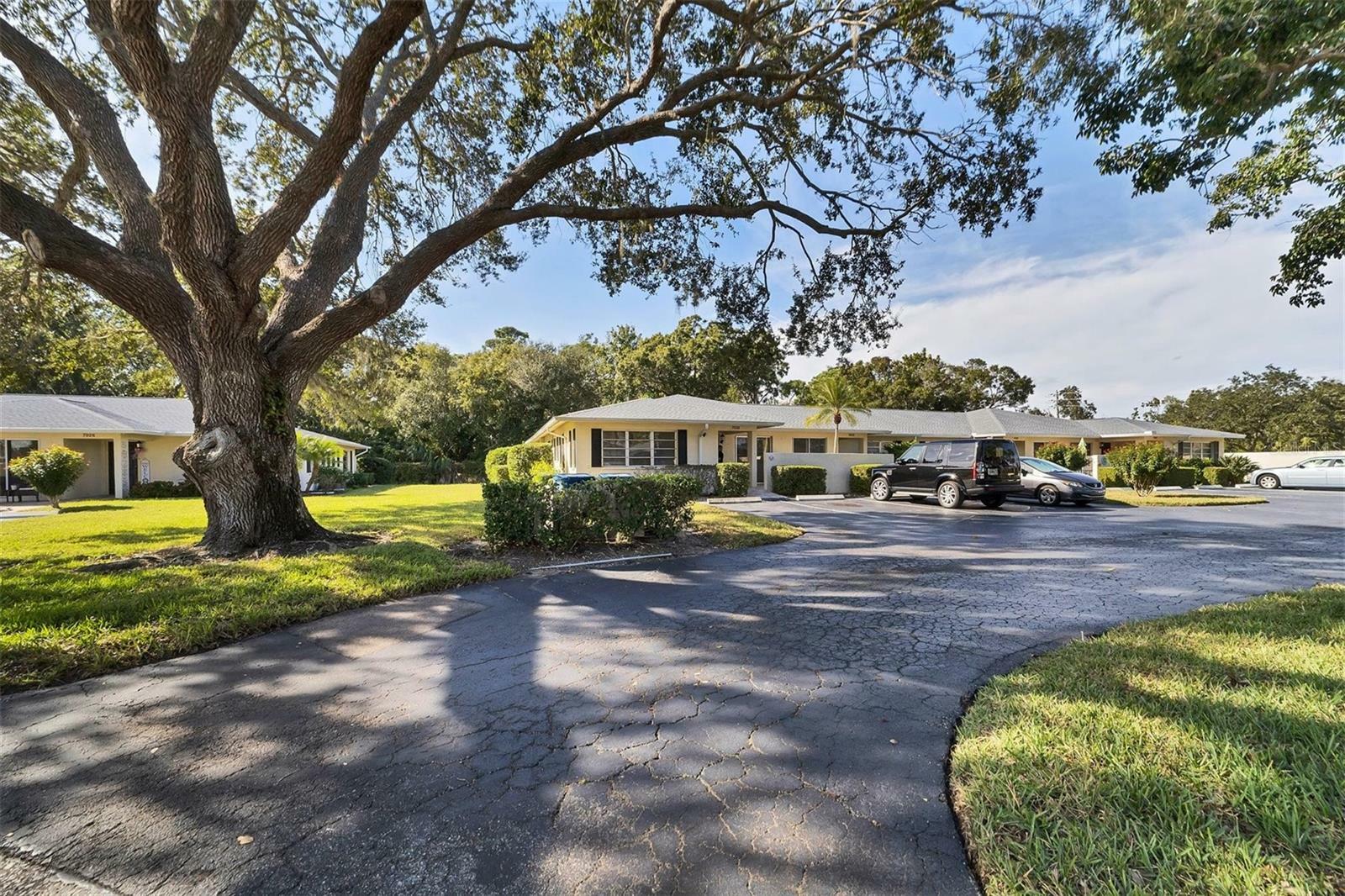 Property Photo:  7024 W Country Club Drive N  FL 34243 