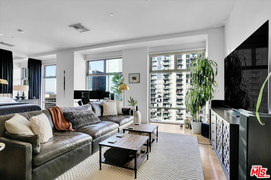 Property Photo:  801  S Grand Ave 1203  CA 90017 