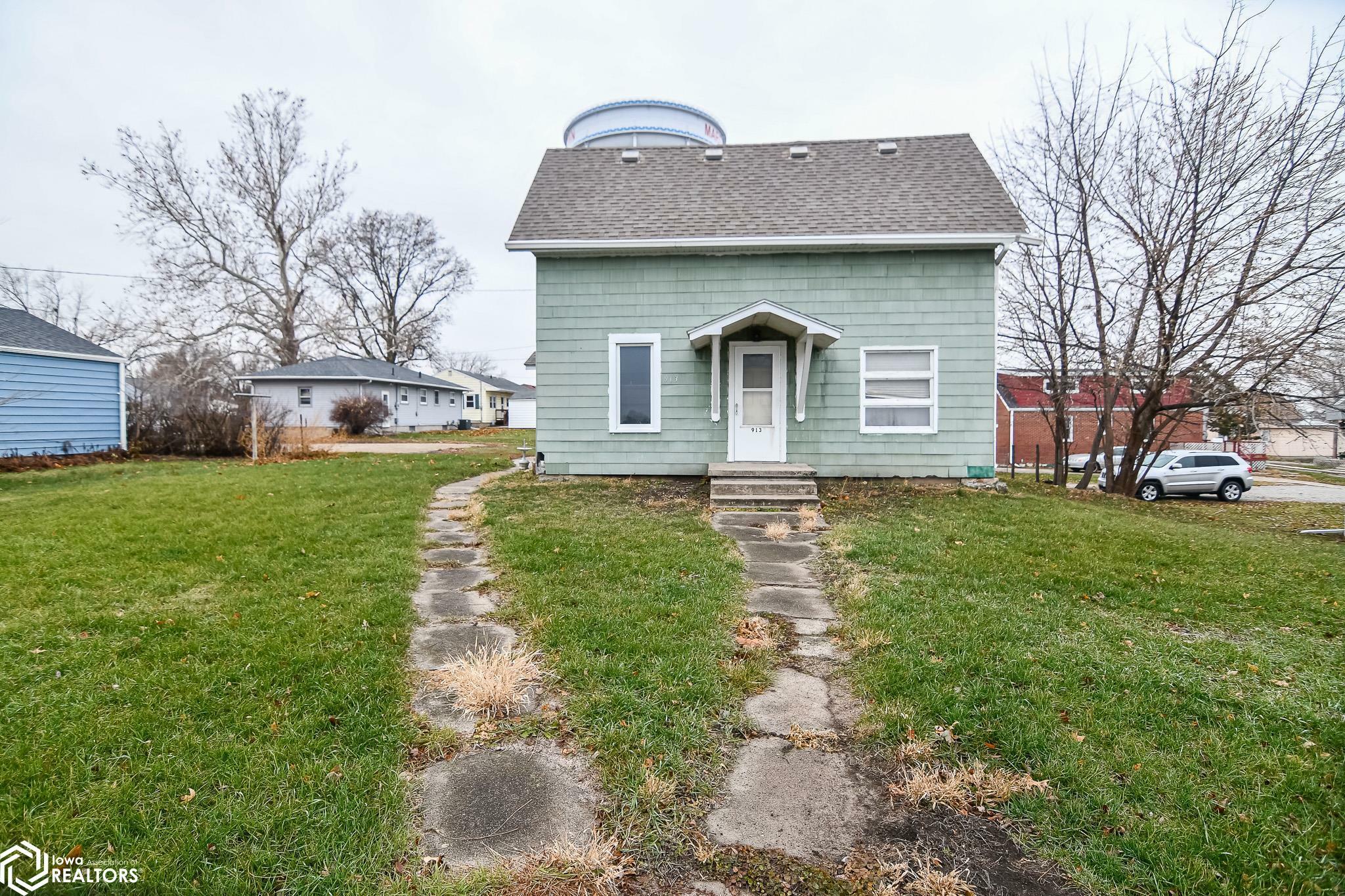 Property Photo:  913 S 3rd Avenue  IA 50158 