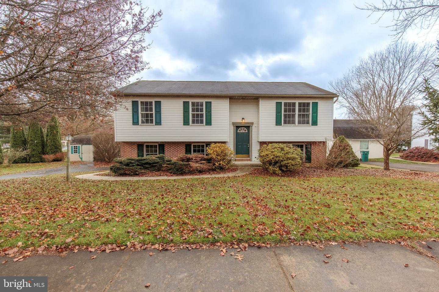 Property Photo:  203 Meadow Lane  PA 17566 