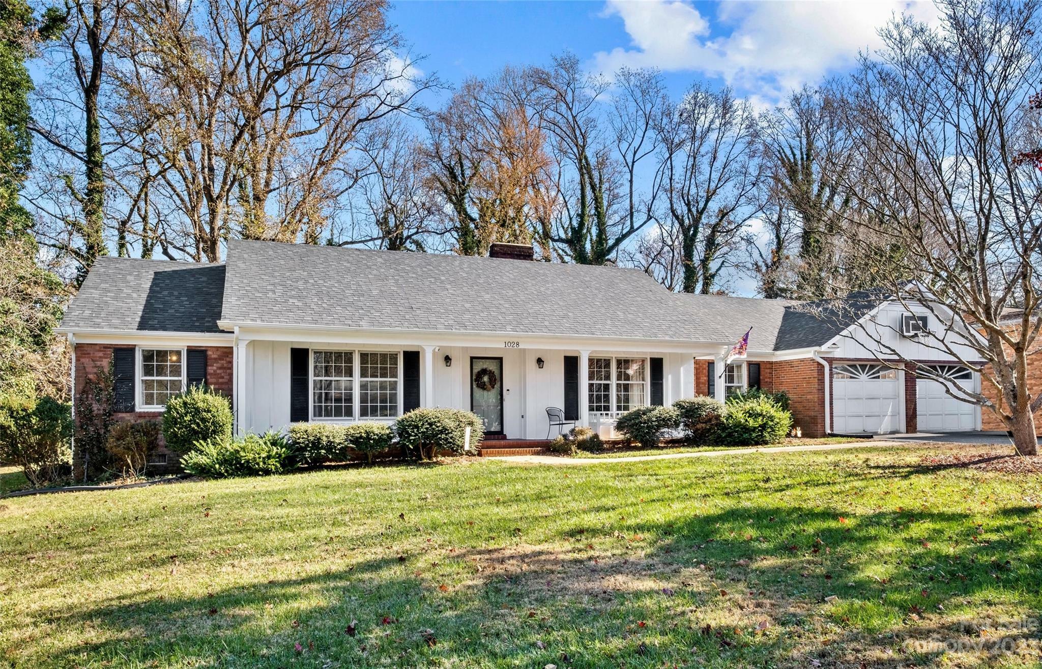 Property Photo: 1028 Hunter Street NC 28677