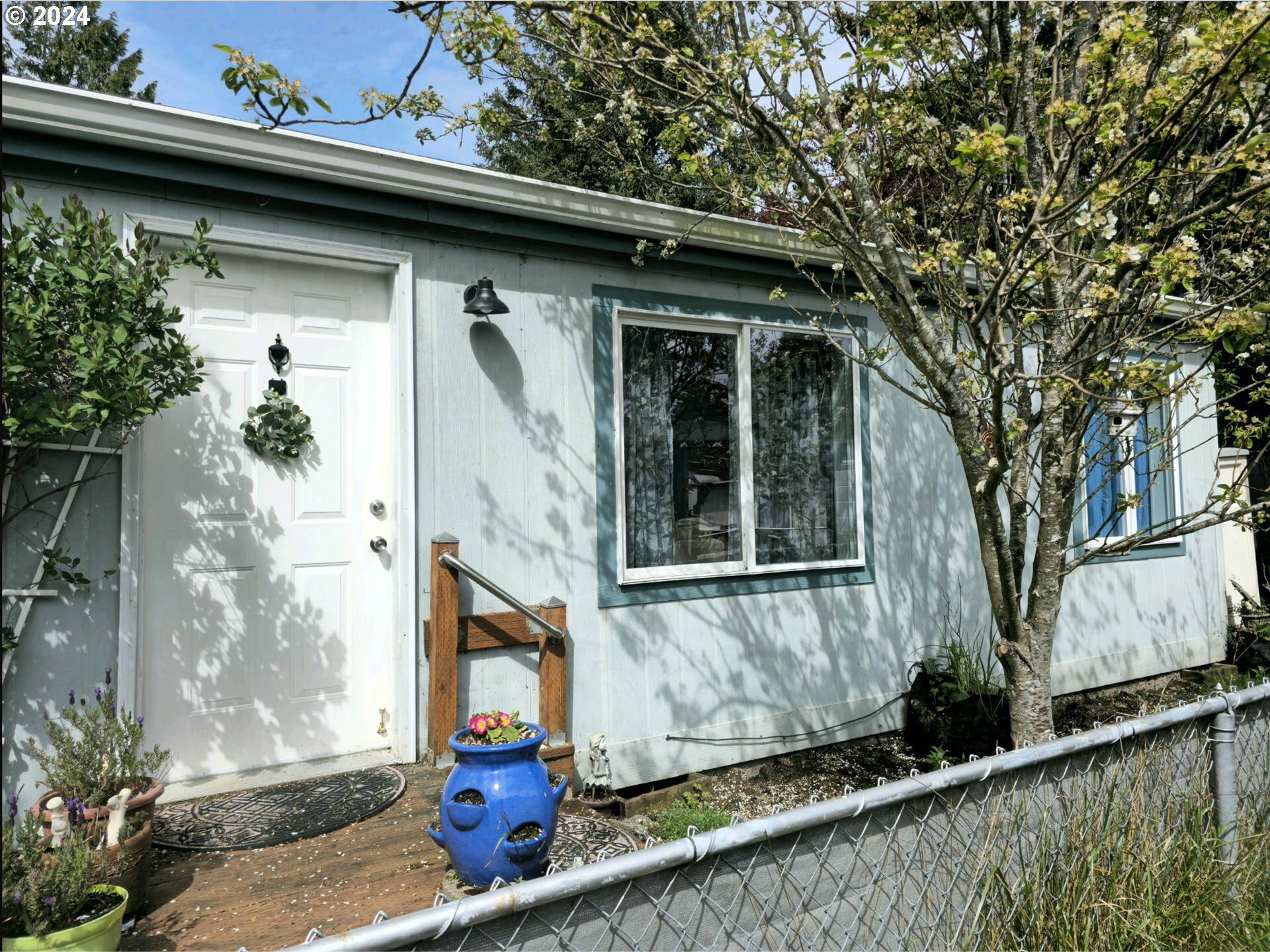 Property Photo: 446 SE Port Ave OR 97367