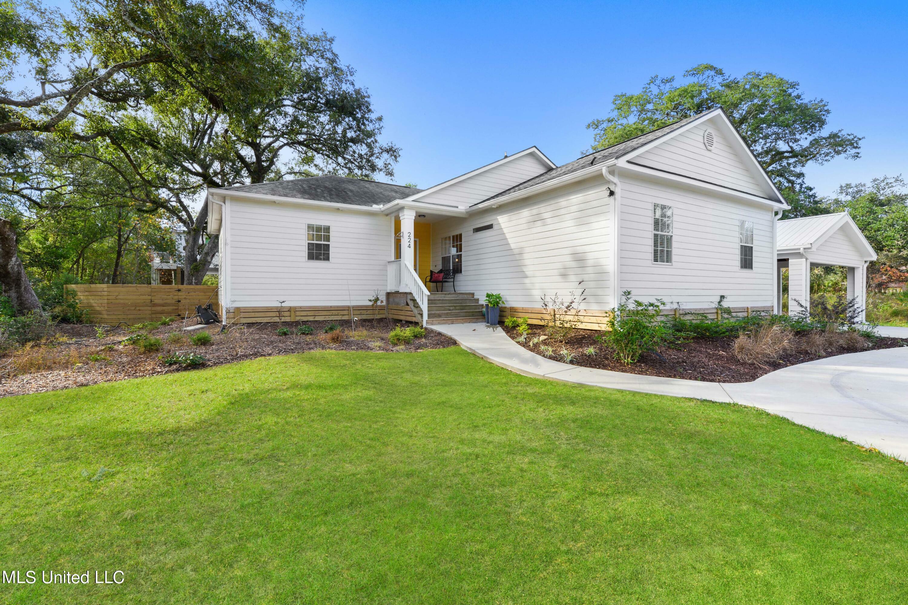 Property Photo:  224 Thomas Street  MS 39520 