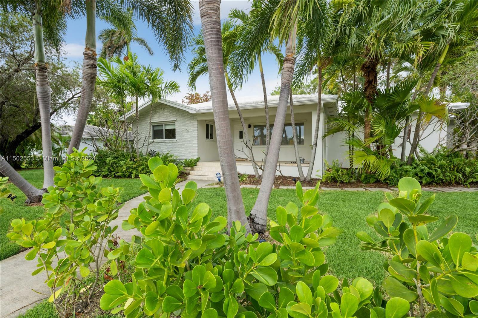 Property Photo:  819 Hollywood Blvd  FL 33019 