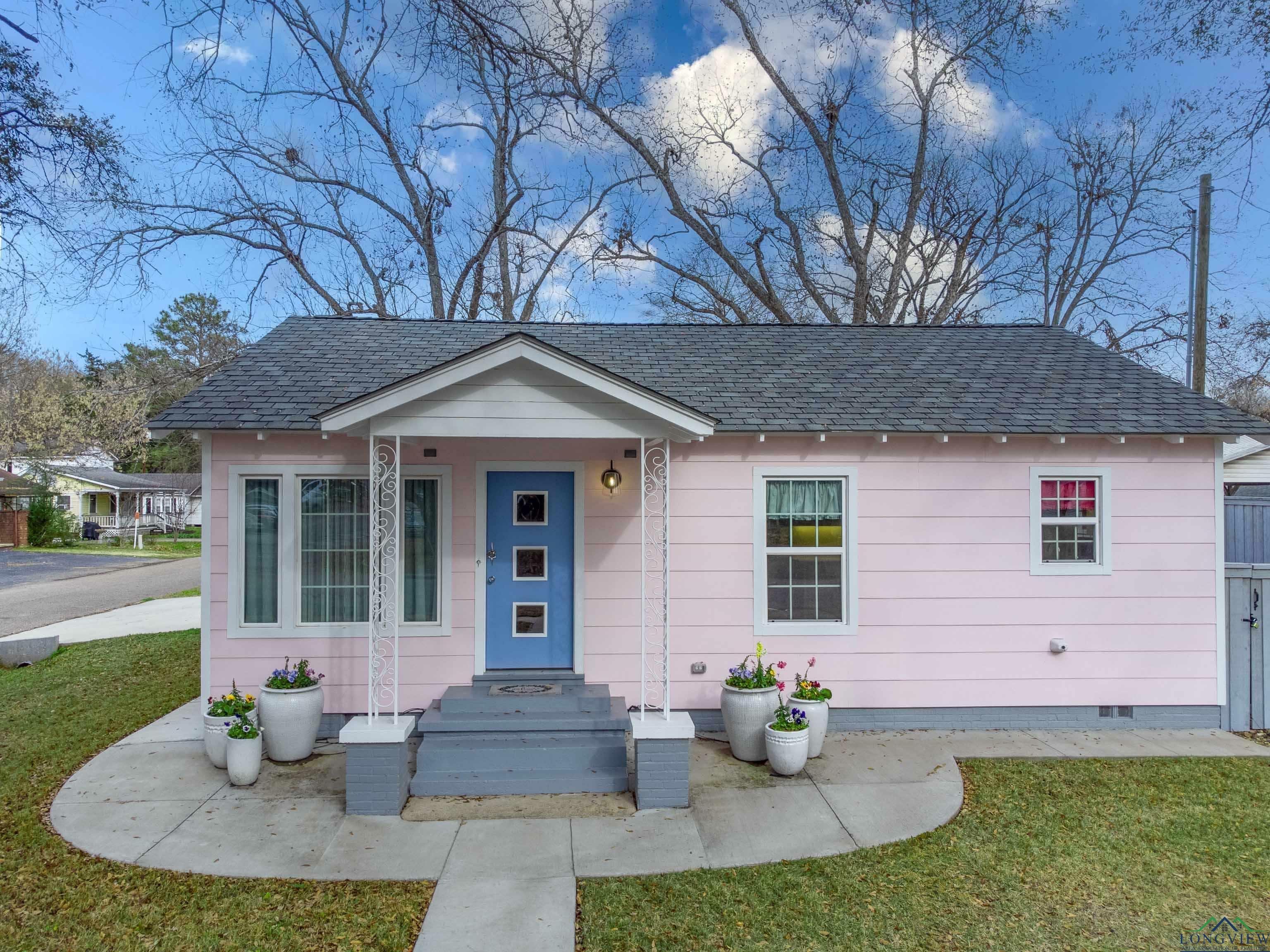 Property Photo:  520 N Walnut  TX 75657 