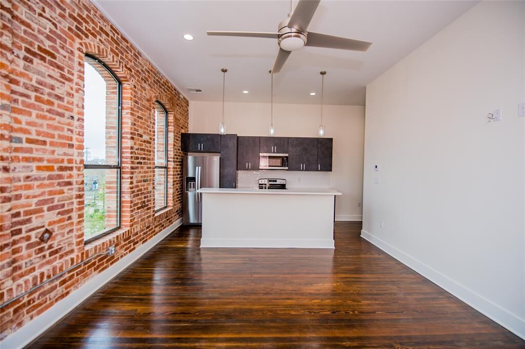 Property Photo:  110 W Knox Street Apt 200  TX 75119 