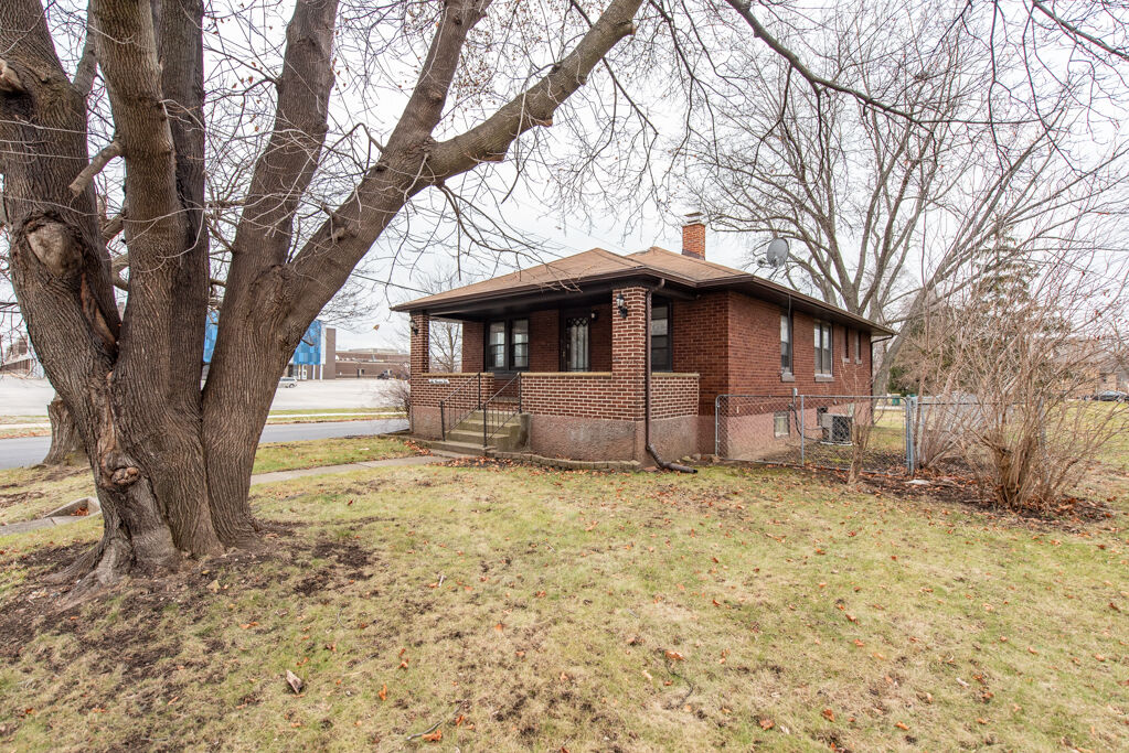 Property Photo:  604 N Oplaine Road  IL 60031 