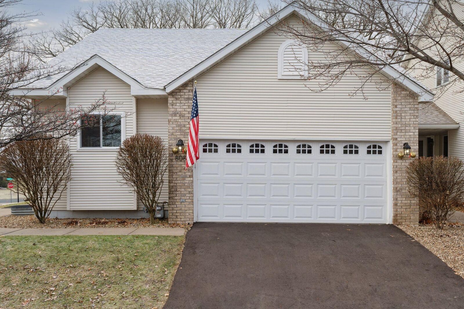 Property Photo:  808 Eagan Oaks Lane  MN 55123 