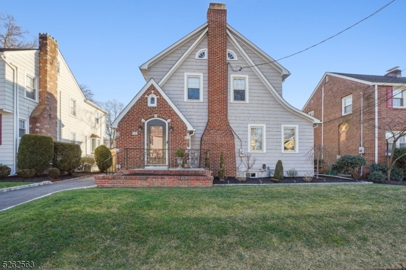 Property Photo:  18 Oak Ln  NJ 07016 