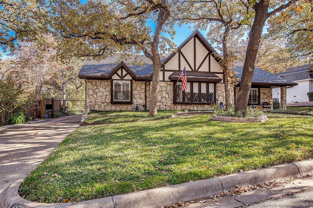 Property Photo:  809 Firewheel Trail  TX 76112 