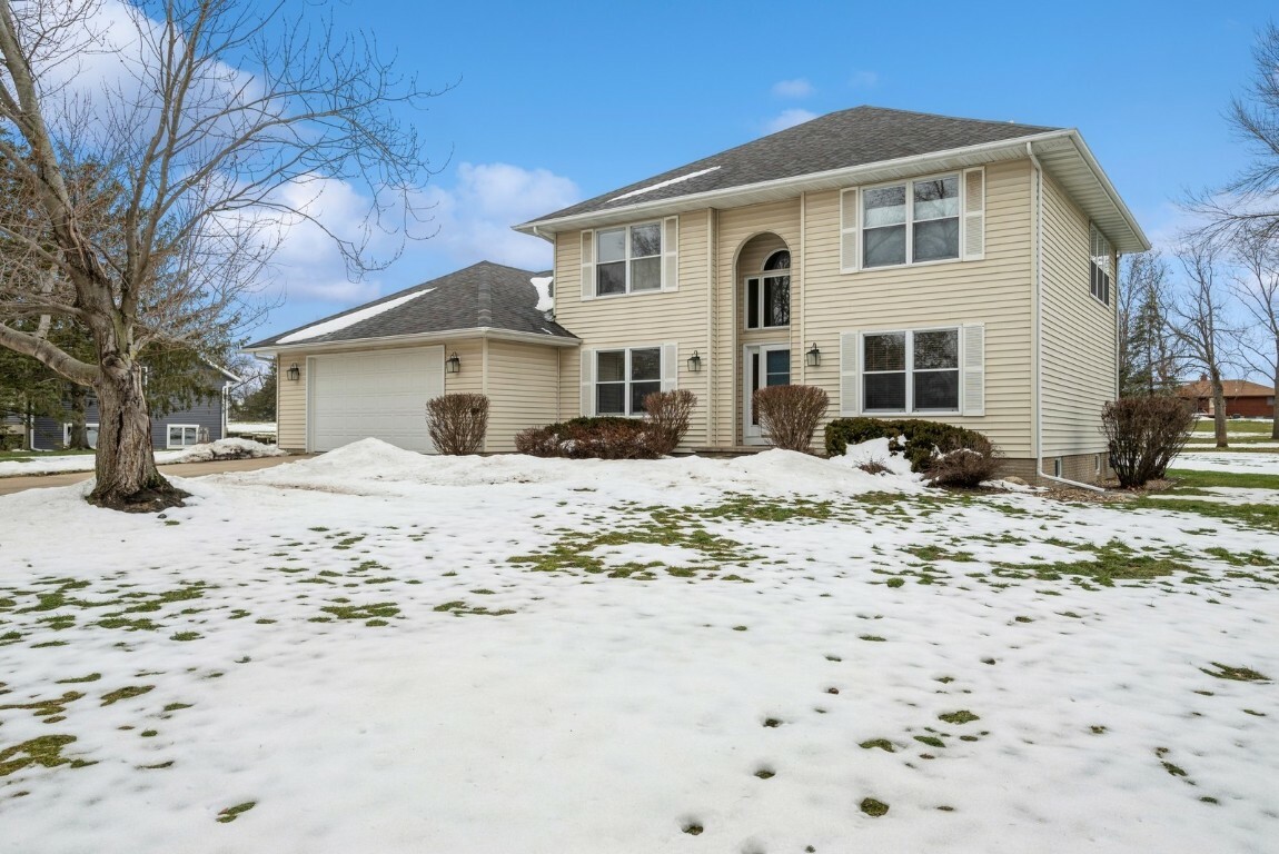 Property Photo:  5756 Sanden Road NE  IA 52411 