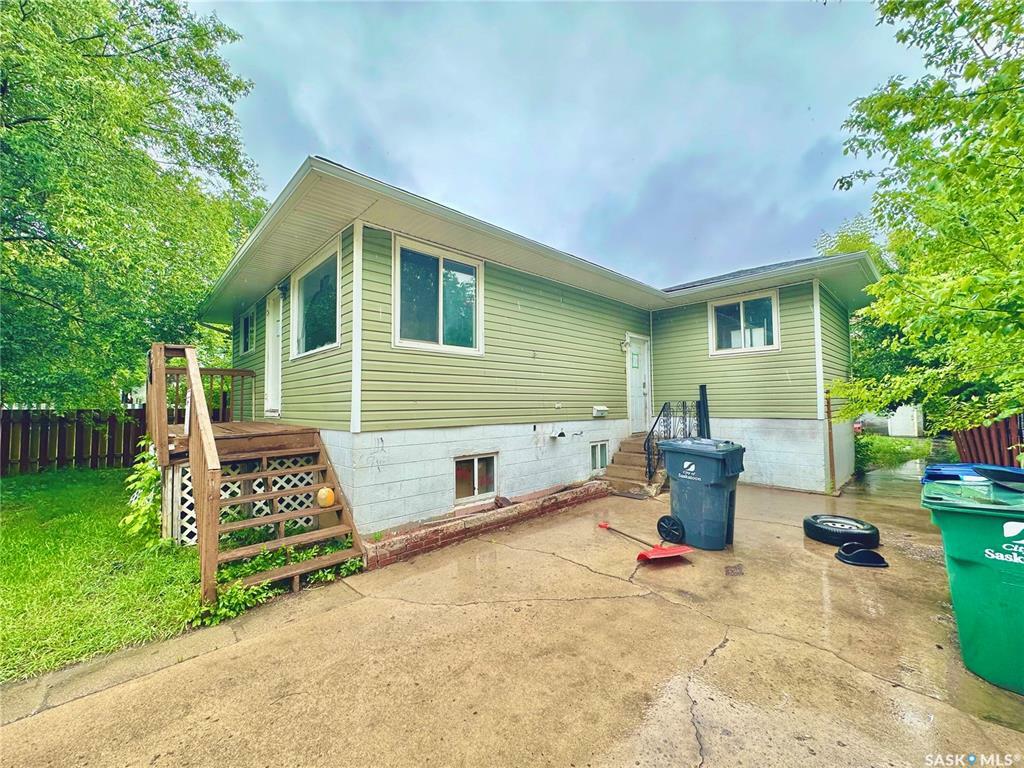 Property Photo:  128 S Avenue S  SK S7M 2Z6 