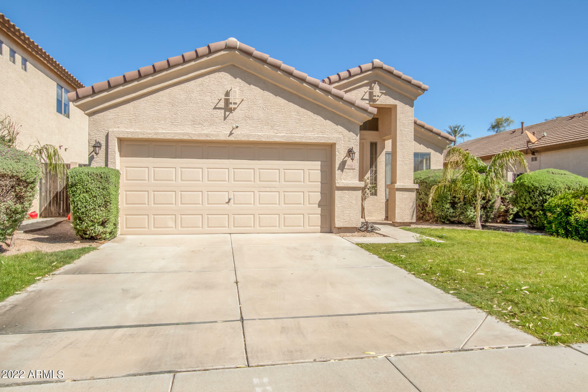 Property Photo:  962 W Desert Broom Court  AZ 85248 