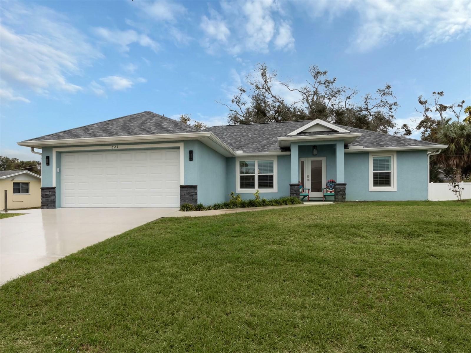 Property Photo:  521 Cabana Road  FL 34293 