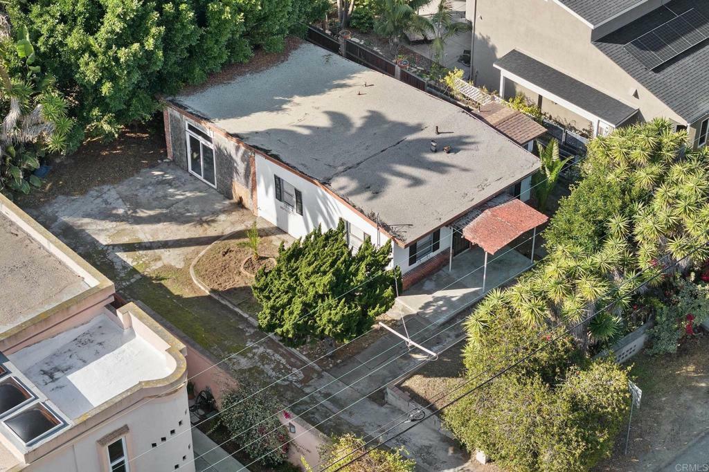 Property Photo:  844 Saxony Road  CA 92024 