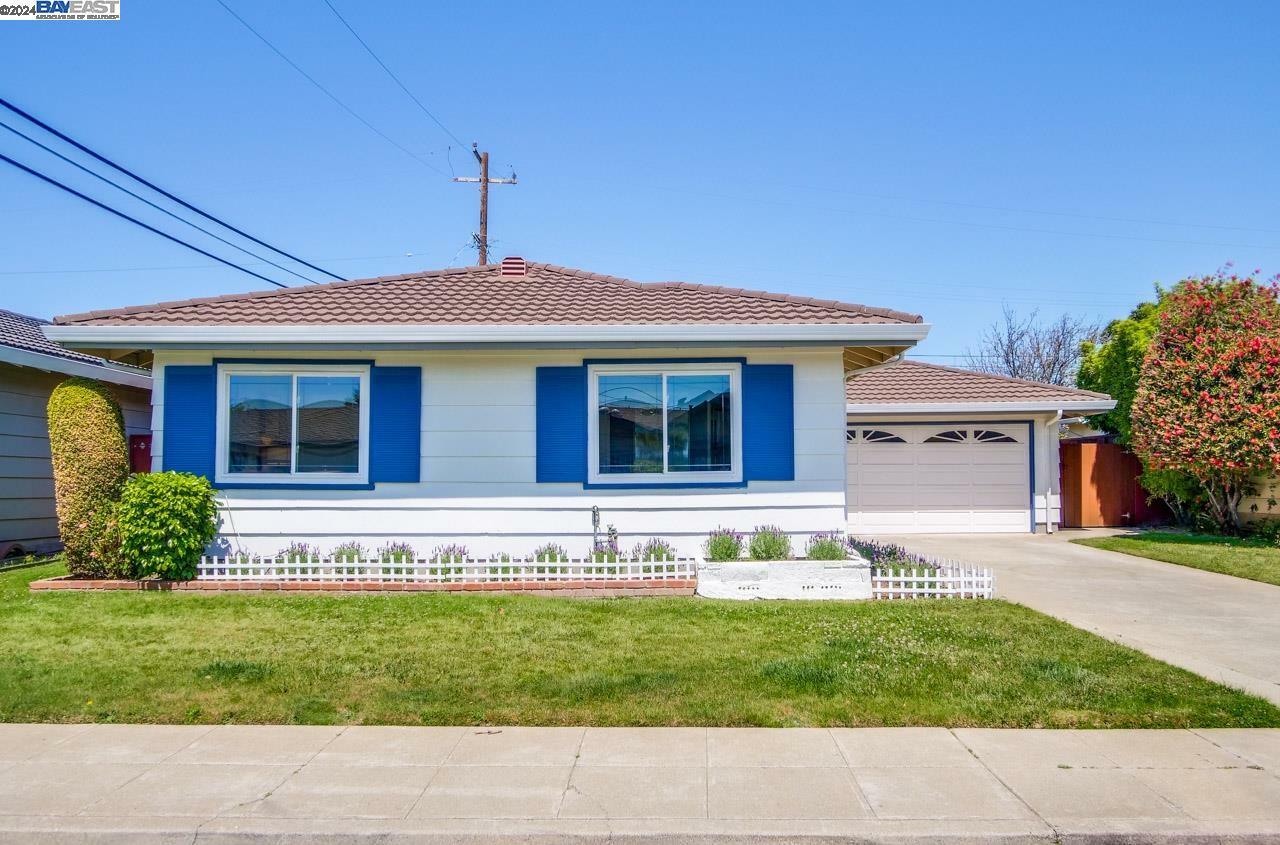 Property Photo: 3376 Marisma St CA 94403