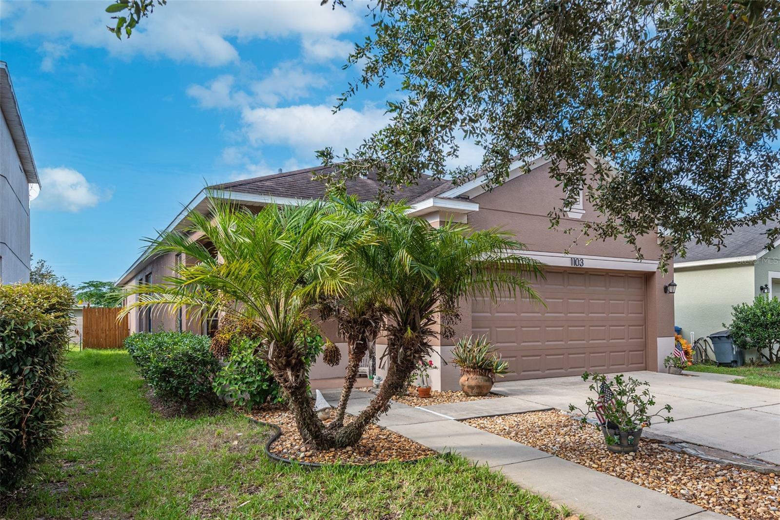 Property Photo:  1103 Windton Oak Drive  FL 33570 