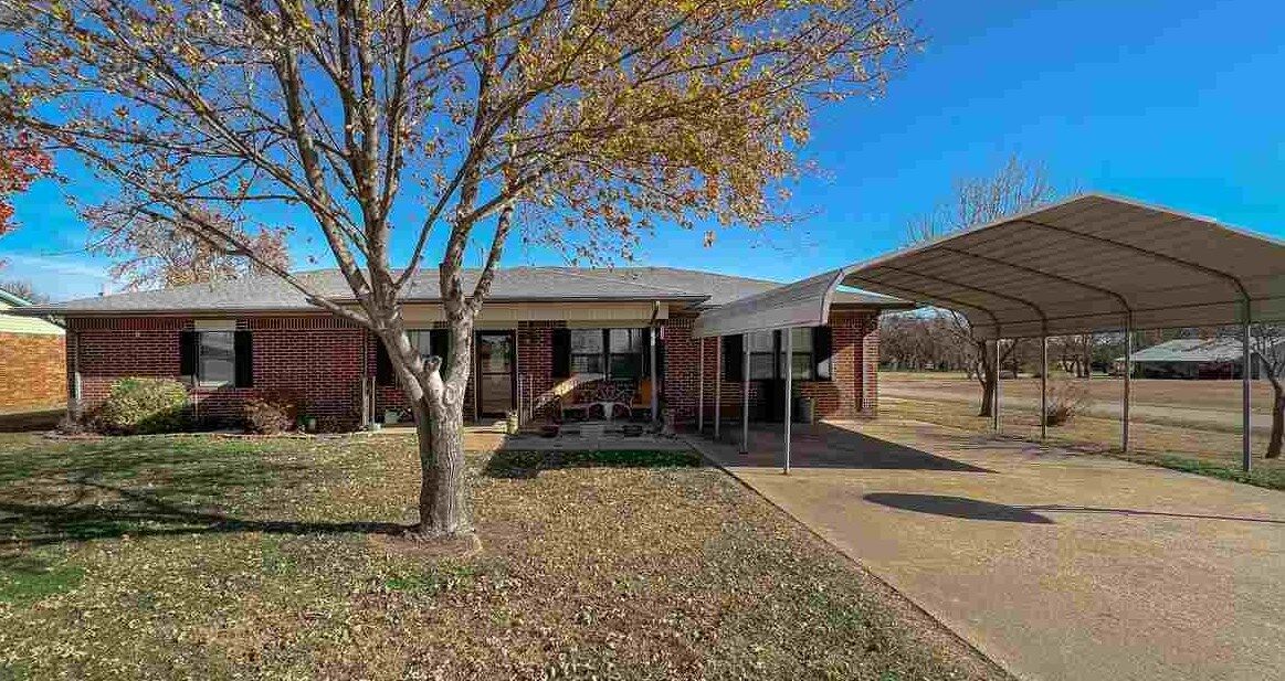 Property Photo:  400 N K Ave  OK 74647 