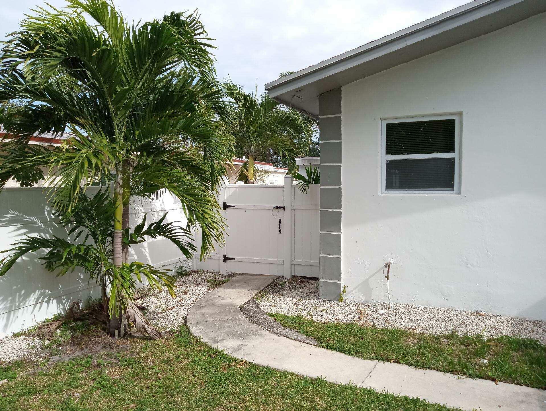 Property Photo:  305 NW 4th Avenue  FL 33444 