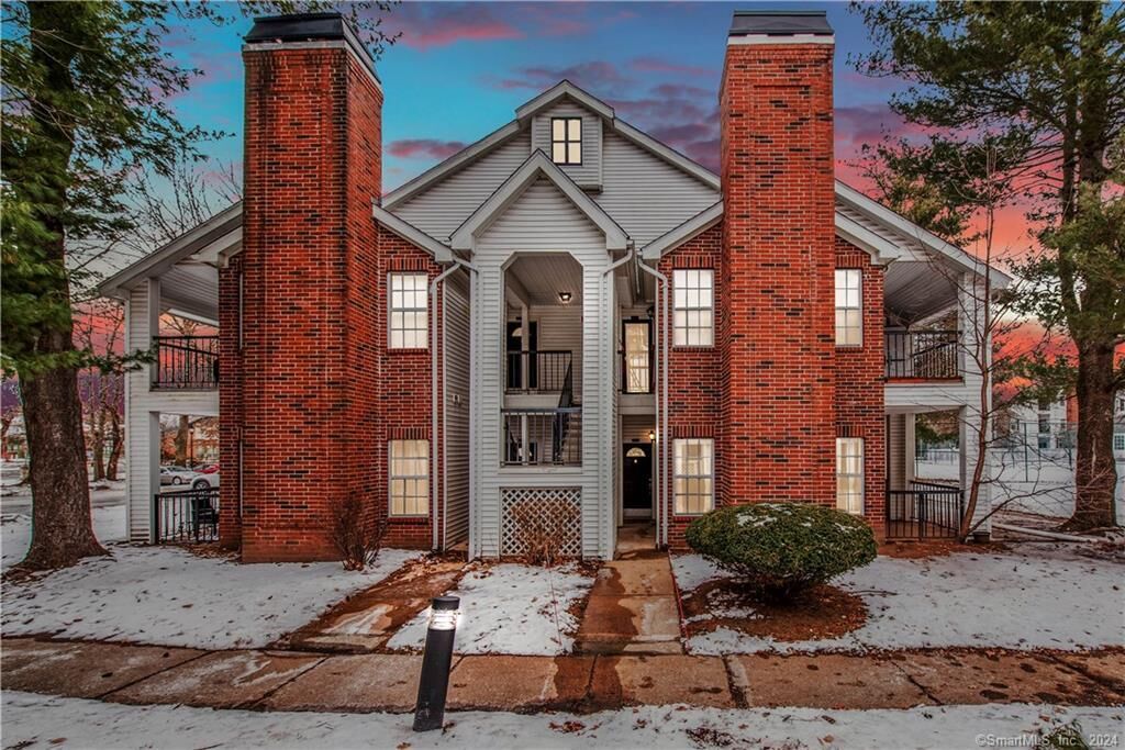 Property Photo:  31 High Street 5101  CT 06118 