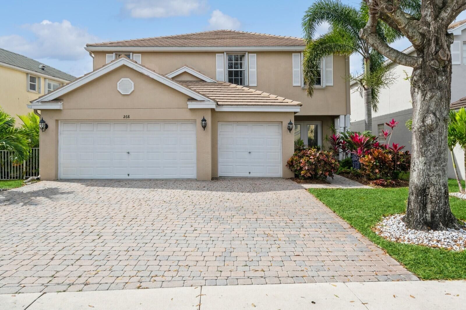 Property Photo: 268 Kensington Way FL 33414