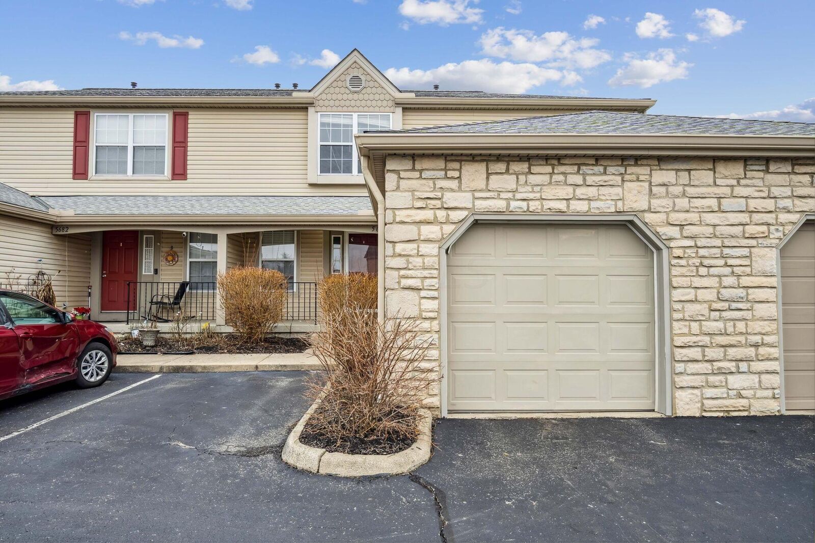 Property Photo:  5680 Apricot Lane  OH 43026 