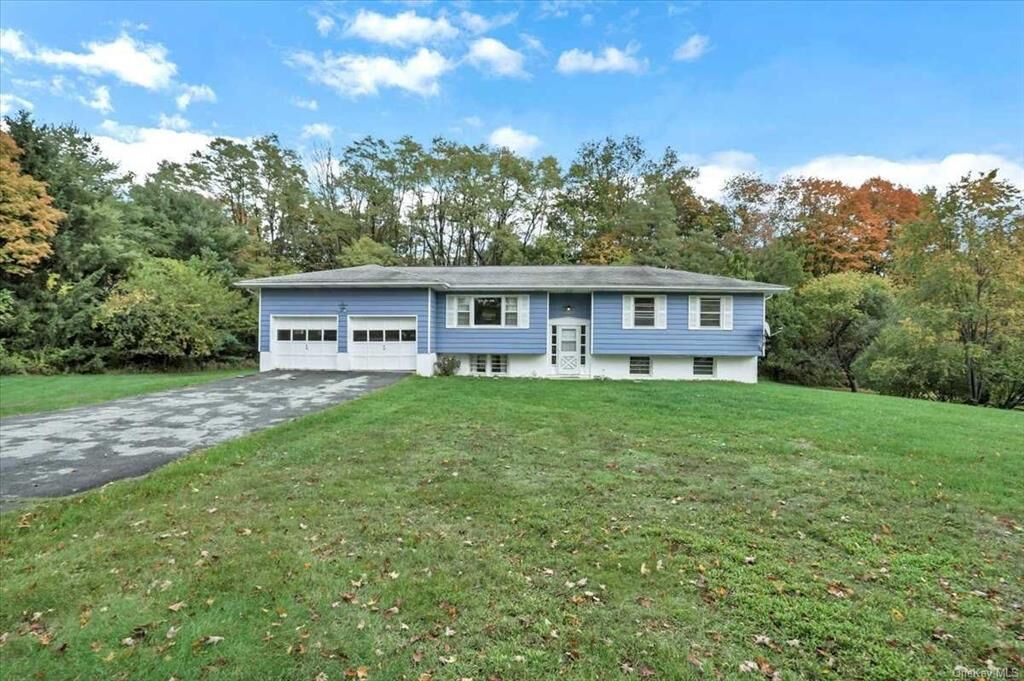 Property Photo:  28 Rodrigo Knls  NY 12545 