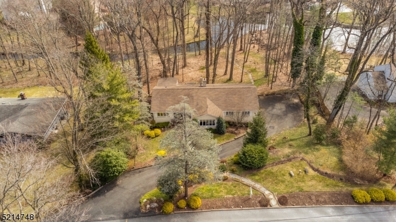 Property Photo:  6 Ford Ln  NJ 07068 