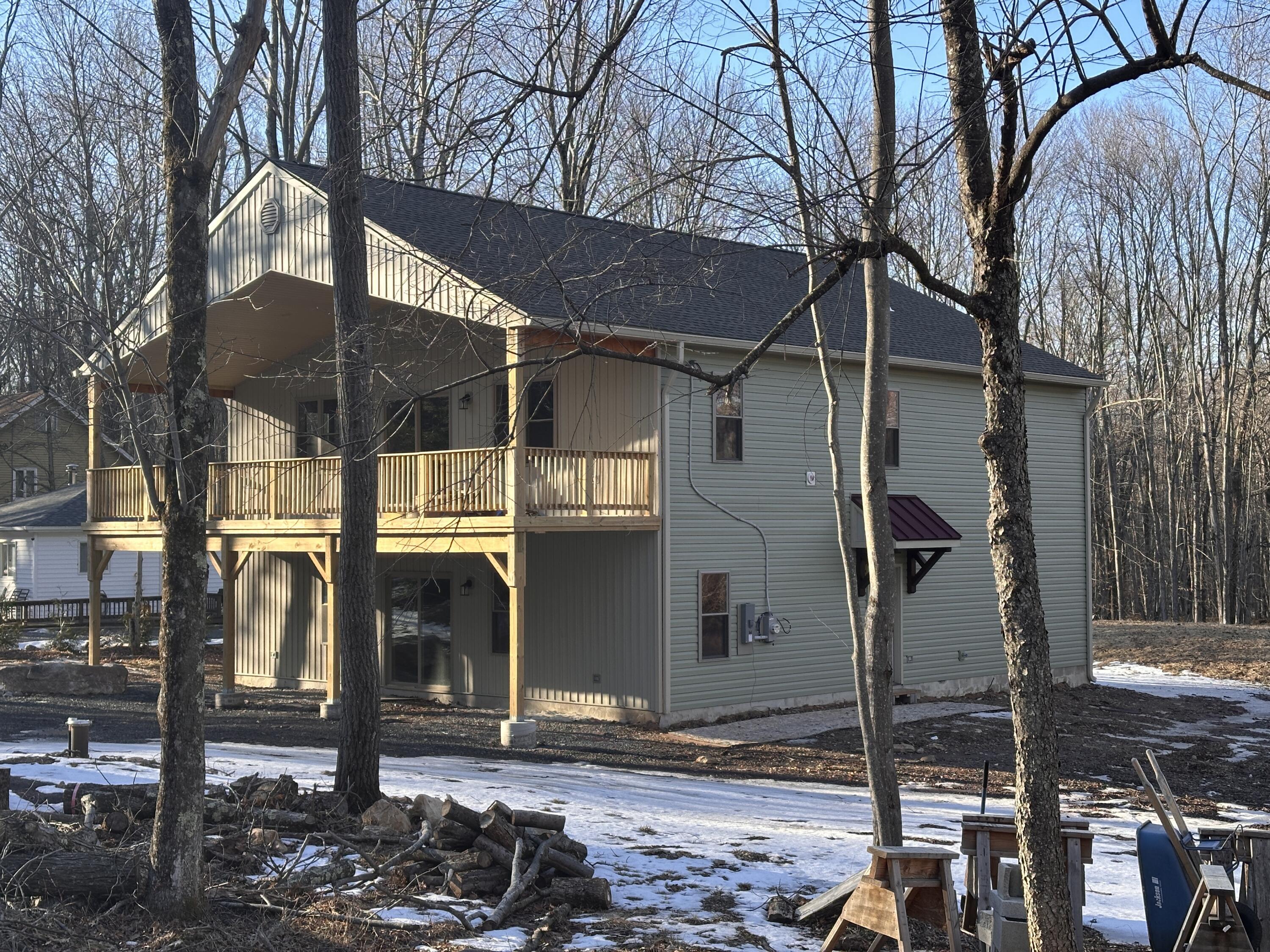 Property Photo: 39 Wolf Way PA 18661