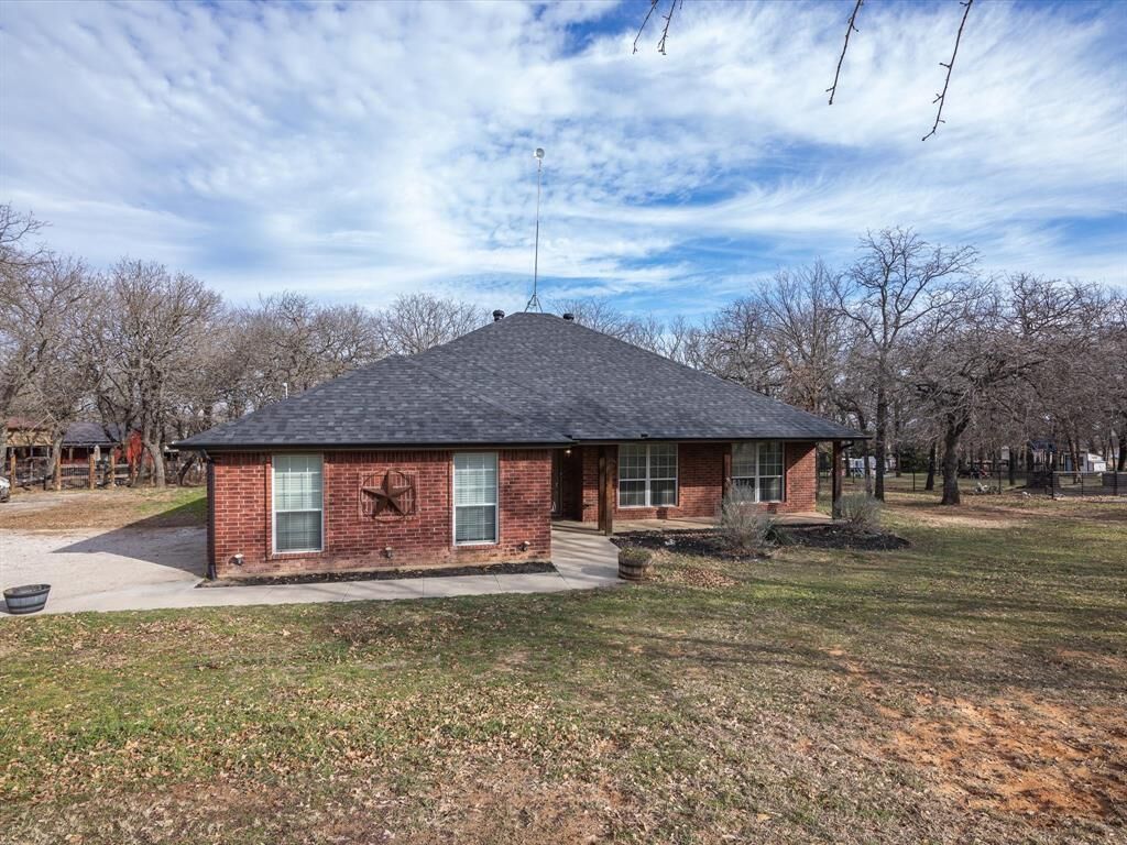 Property Photo:  312 W Arbor Court  TX 76082 