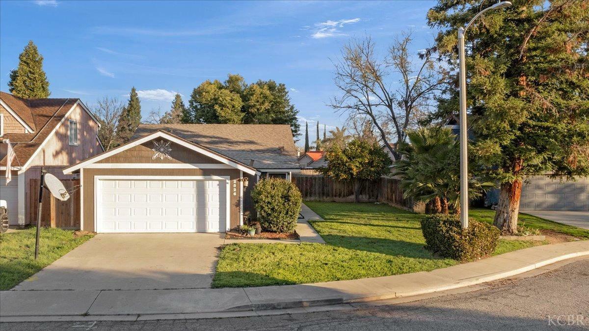 Property Photo:  2526 E Parker Court  CA 93292 